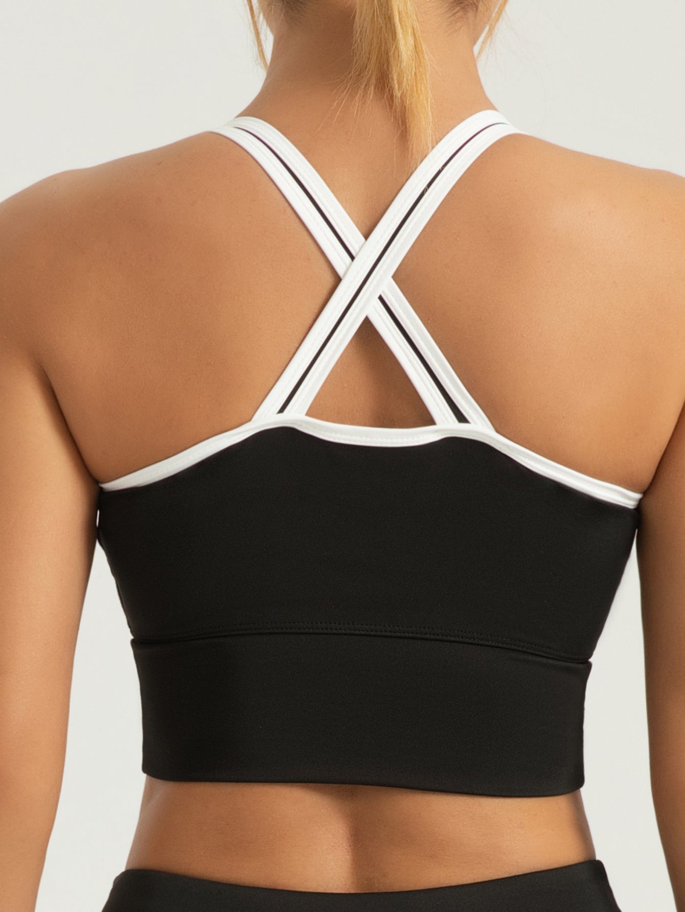Luna Flex sport bra, Mix of elegance and movement.