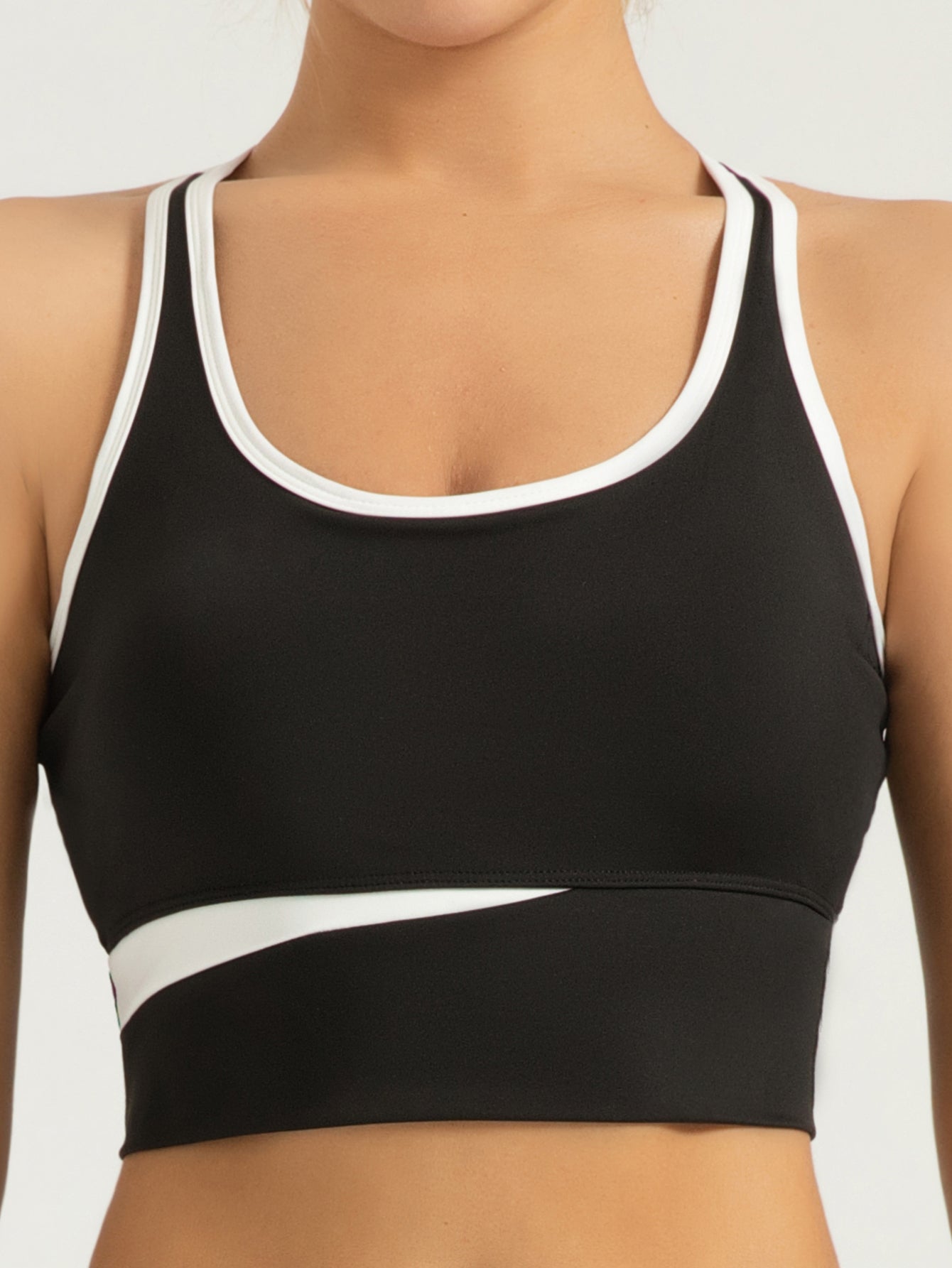 Luna Flex sport bra, Mix of elegance and movement.